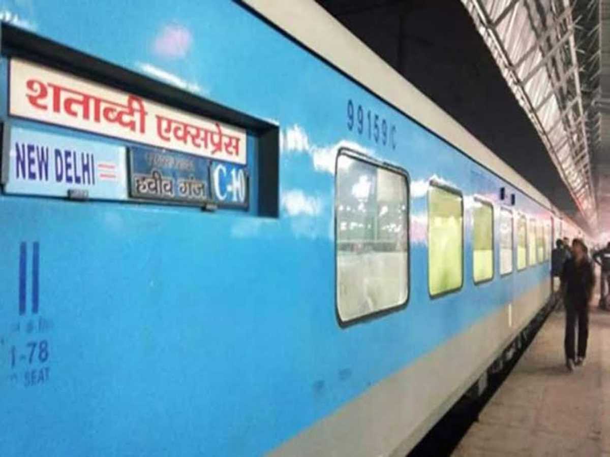 वीआईपी ट्रेन शताब्दी भी असुरक्षित, बोगी के अंदर से मोबाइल चोरी